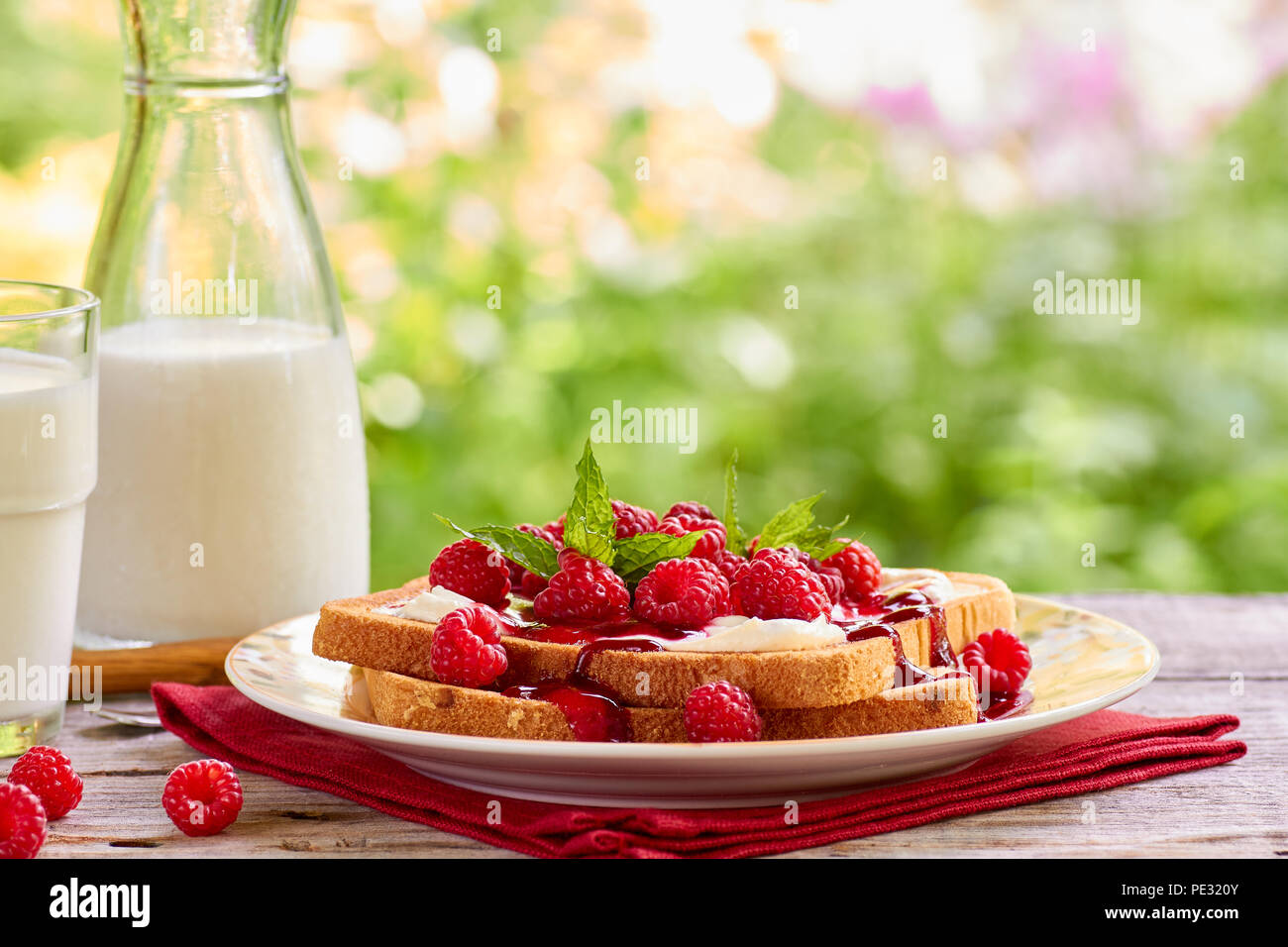 Sunmmer Frühstück im Freien mit Toast und Milch Stockfoto