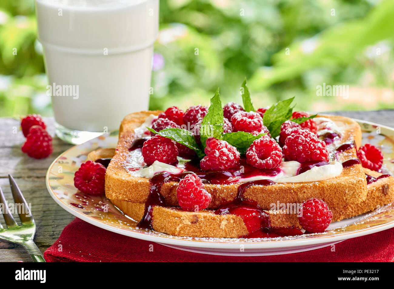 Sunmmer Frühstück im Freien mit Toast und Milch Stockfoto