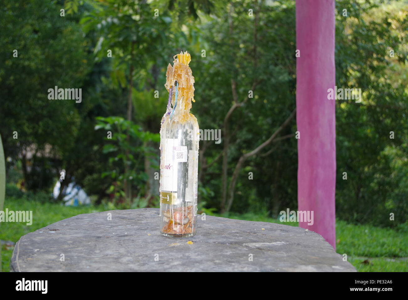 Kerze in einer Flasche, die Natur im Hintergrund Stockfoto