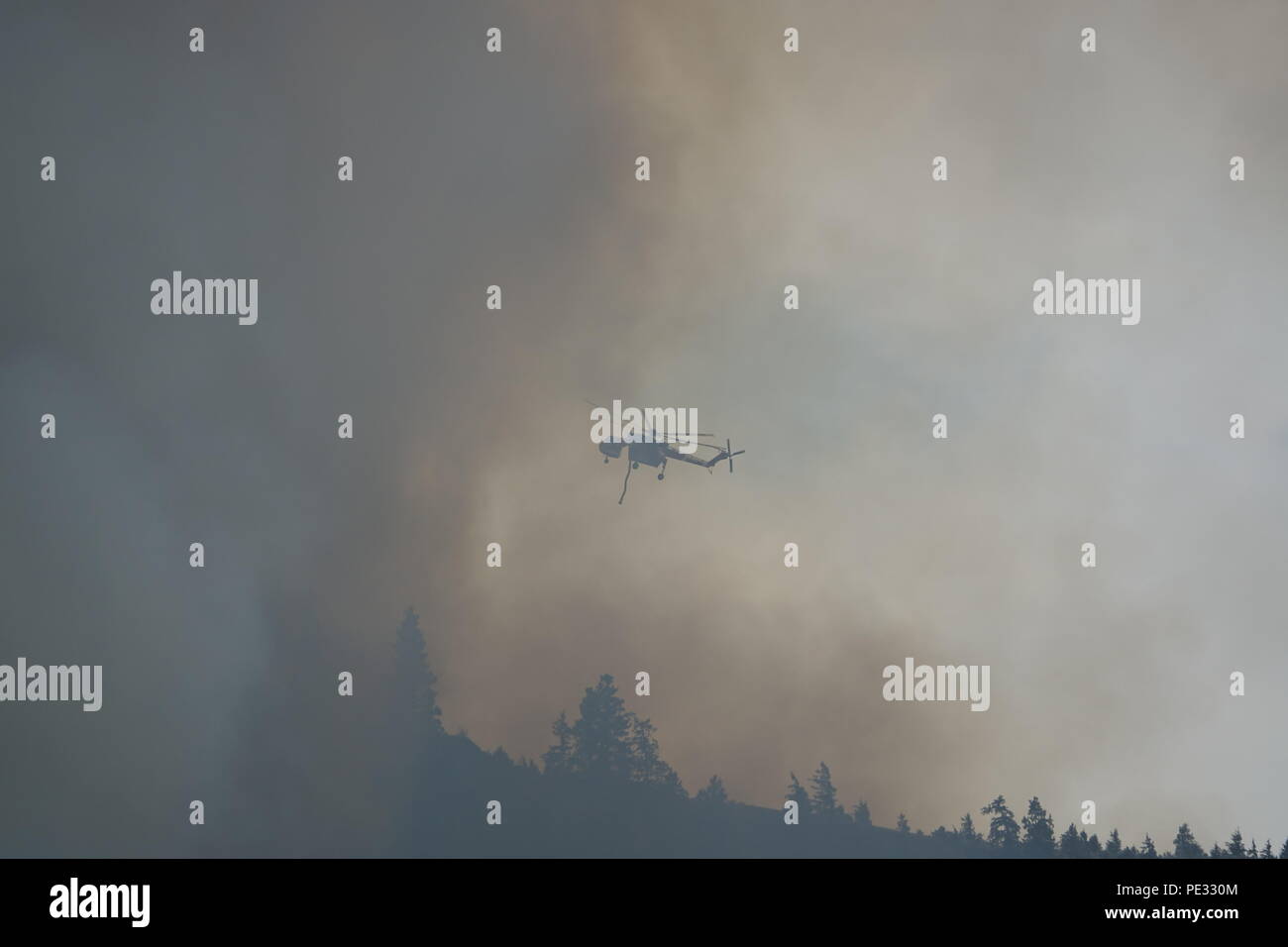 Eine Skorsky S-64 Sky Kran angreifen ein wildfire in North Central Washington. Stockfoto