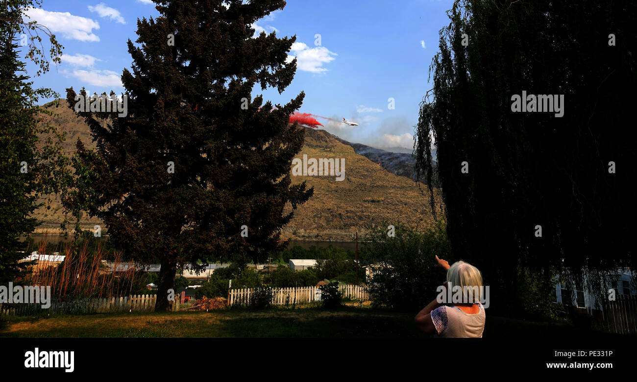 Ein MD 87 Air Tanker Tropfen rot Feuerhemmendem auf ein Wildfire zu helfen, es zu stoppen. Stockfoto