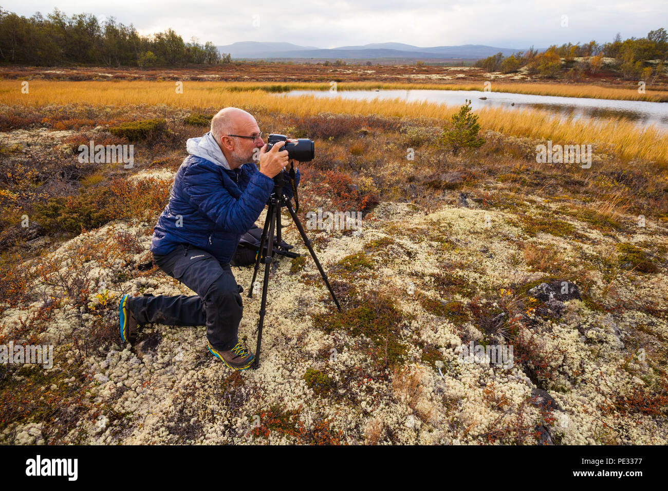 Outdoor Fotografen, die Bilder von der Landschaft am Fokstumyra Nature Reserve, Dovre, Norwegen. Stockfoto