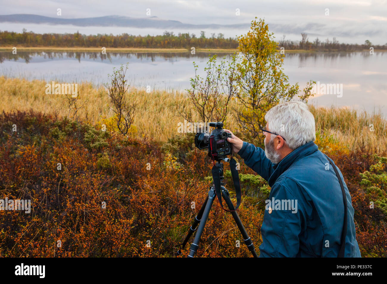 Outdoor Fotografen, die Bilder von der Landschaft am Fokstumyra Nature Reserve, Dovre, Norwegen. Stockfoto