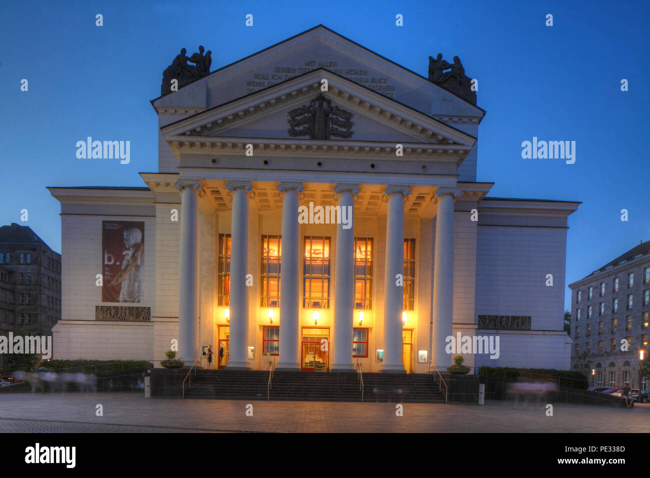 Deutsche Oper am Rhein/Theater der Stadt Duisburg am König-Heinrich-Platz in der Dämmerung, Duisburg, Ruhrgebiet, Nordrhein-Westfalen, Deutschland, Stockfoto