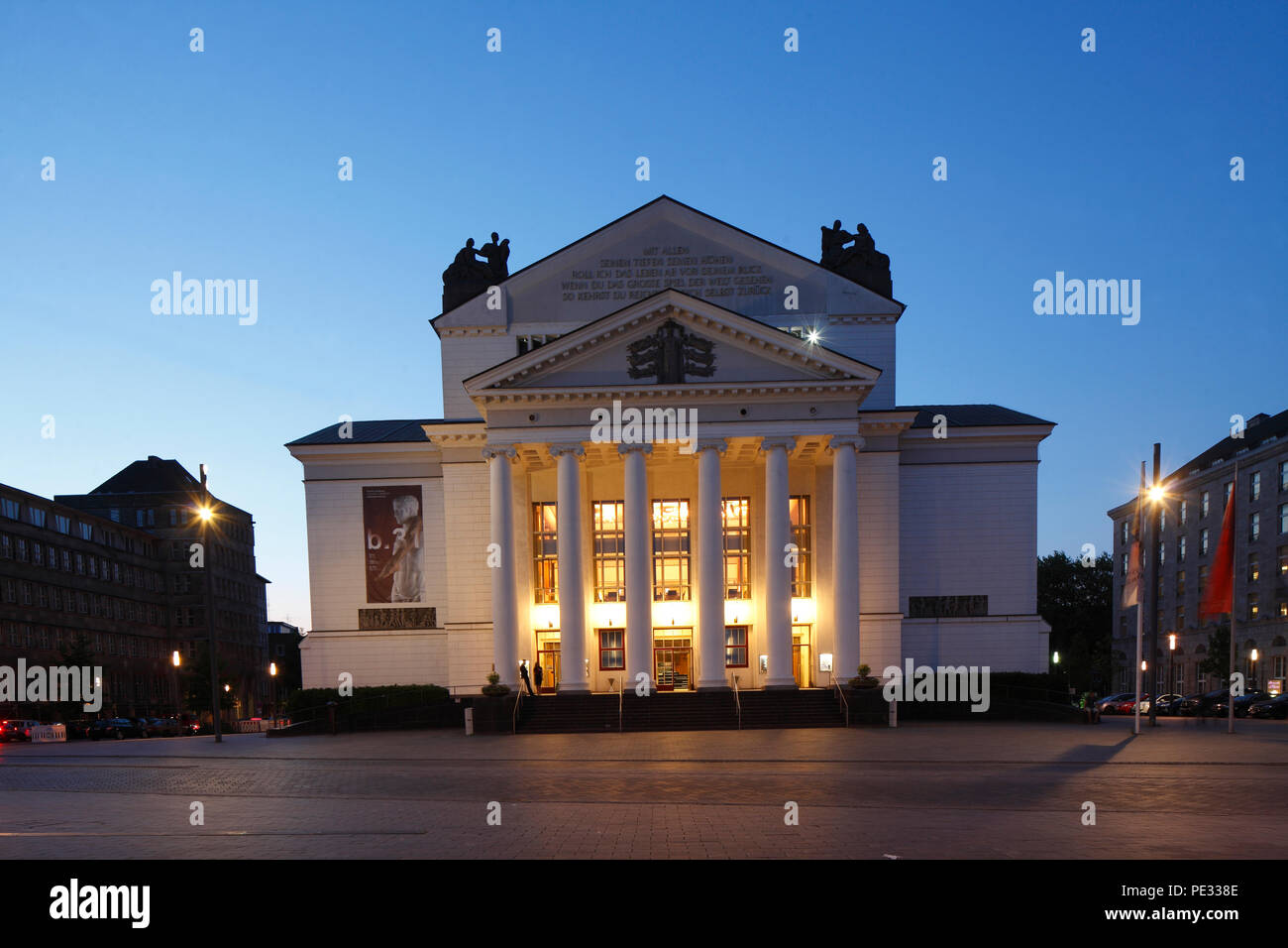 Deutsche Oper am Rhein/Theater der Stadt Duisburg am König-Heinrich-Platz in der Dämmerung, Duisburg, Ruhrgebiet, Nordrhein-Westfalen, Deutschland, Stockfoto