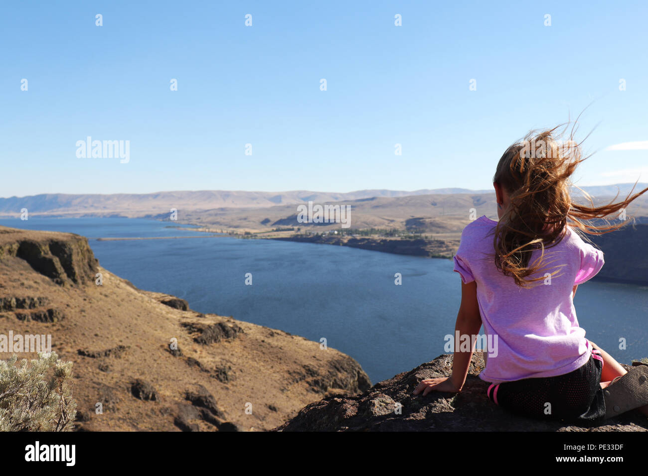 Junge Mädchen über den Columbia River in der Nähe von Vantage, Washington suchen Stockfoto