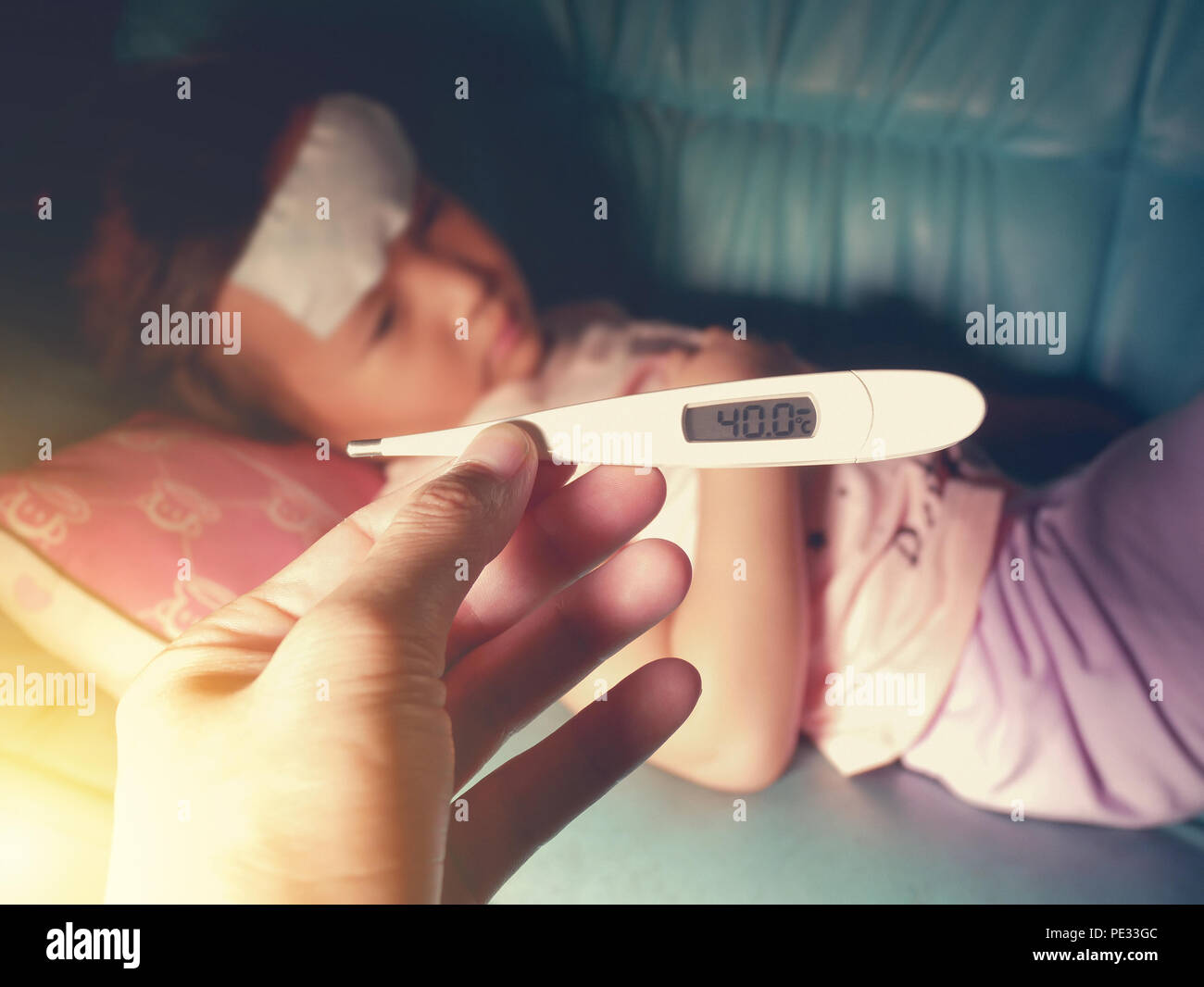 Hand, die mit hohem fieber thermometer Temperatur auf unscharfen Kind krank auf Hintergrund Stockfoto