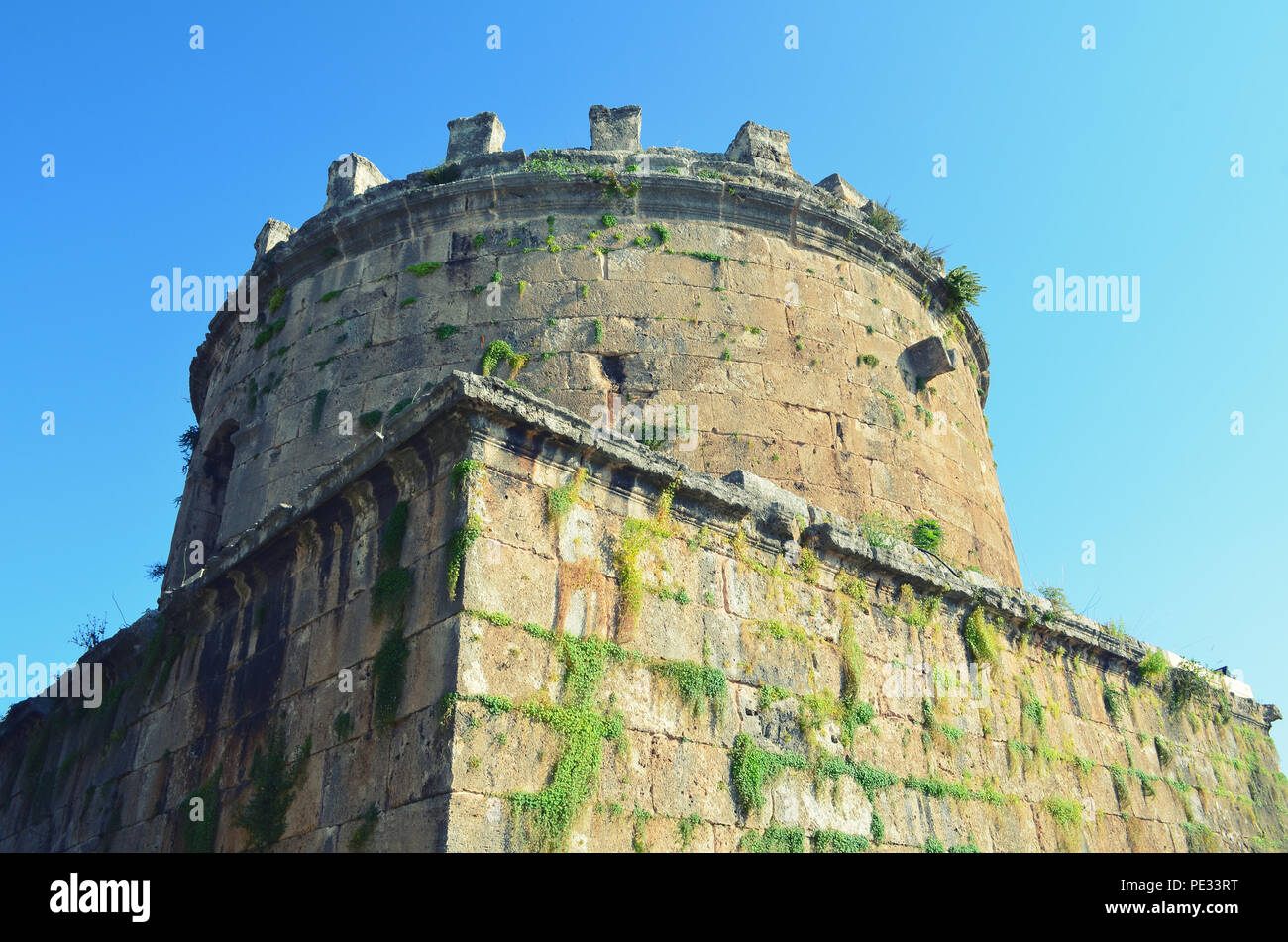 Runder Turm einer alten römischen Festung clouse. Altstadt von Antalya Stockfoto