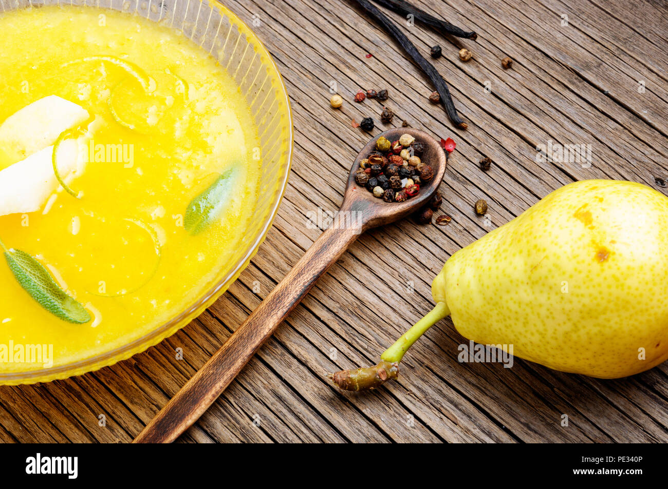 Köstliche vegetarische Creme Suppe mit Herbst Birnen. Herbst Suppe Stockfoto