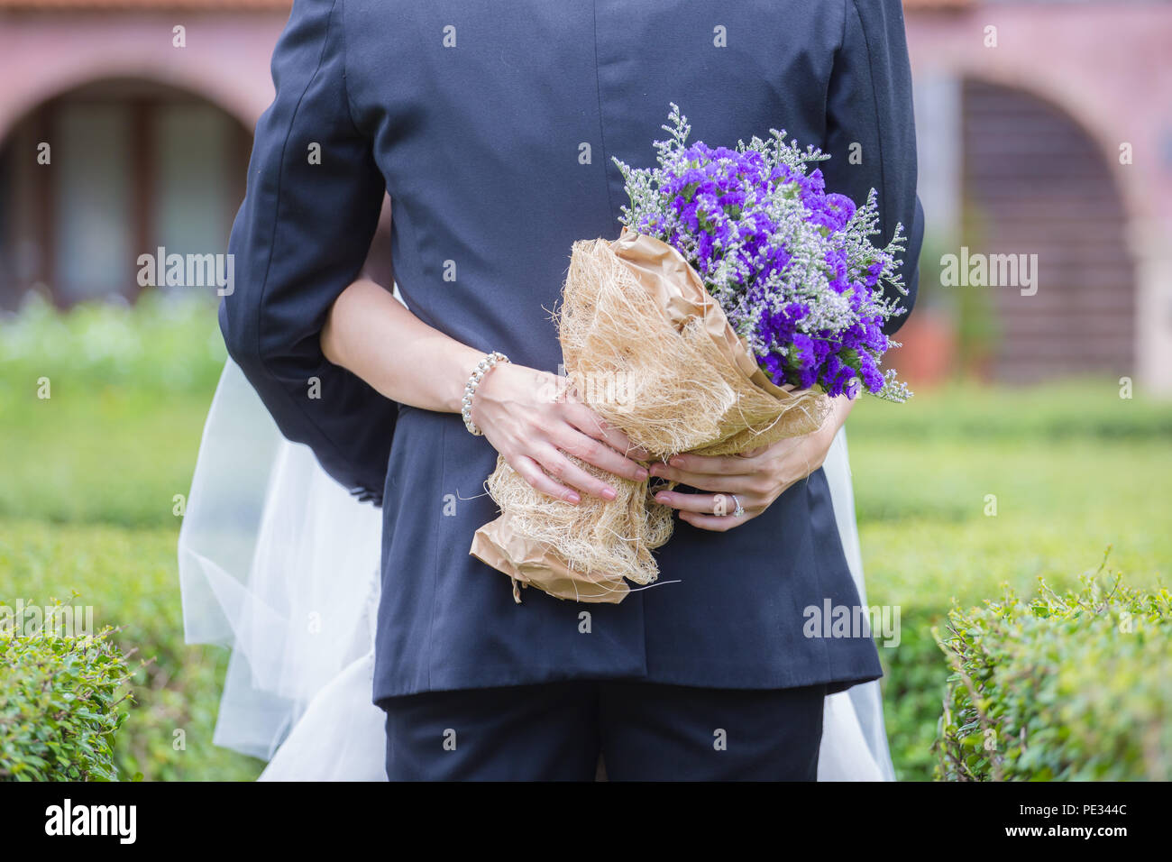Brautpaar mit einem Strauß Blumen ist das Symbol der Liebe und der Ehe. Stockfoto