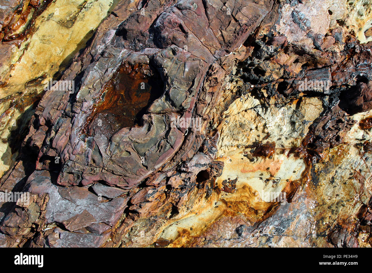 Schöne Rock Muster, erdigen Rock layer, sedimentären Felsen gebildet Gesteinsschichten in Hongkong geopark Stockfoto