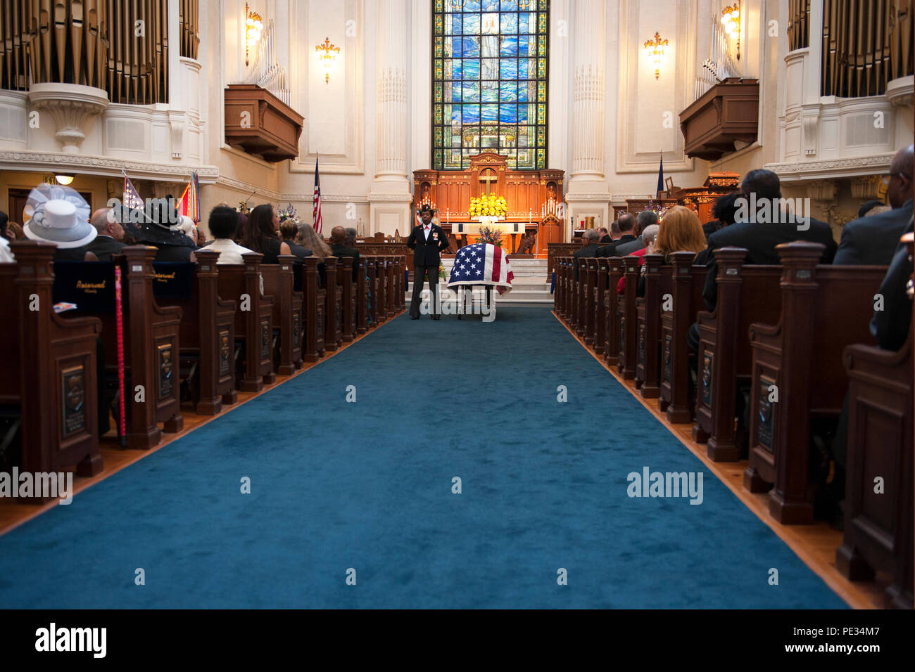 Eine pallbearer mit den nationalen Montford Punkt Marines Verein wachen die Schatulle der pensionierte Generalleutnant Frank E. Petersen jr. an der US Naval Academy Kapelle, Annapolis, MD., Sept. 3, 2015. Petersen, der ersten afroamerikanischen Marine Corps Aviator und Allgemein in der Geschichte vergangen August 25, 2015. (U.S. Marine Corps Foto von Monique R. LaRouche/Freigegeben) Stockfoto