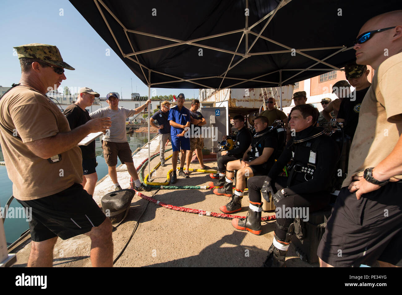 150903 verwendet-N-FQ 994-124 Odessa, Ukraine (Sept. 3, 2015) US-Chief Marine Diver Donald Thornton, Mobile Tauchen retten, Unit 2, von Beemerville, N. J., Links, bietet eine tauchen Komponente mission Kurze bei Sea Breeze 2015, Sept. 3. Sea Breeze ist eine Luft-, Land- und Seeverkehr Übung entwickelt, Sicherheit im Seeverkehr, die Sicherheit und Stabilität in das Schwarze Meer zu verbessern. (U.S. Marine Foto von Mass Communication Specialist 3. Klasse Robert S. Preis/Freigegeben) Stockfoto