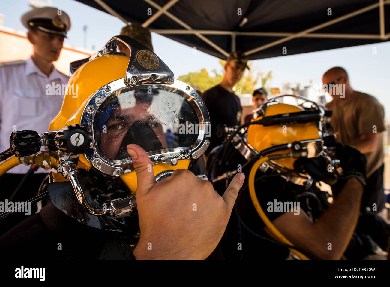 150903 verwendet-N-FQ 994-085 Odessa, Ukraine (Sept. 3, 2015) Navy Diver 3. Klasse Daniel Silveira, Mobile Tauchen retten, Unit 2, von Novato, Kalifornien, Links, und der Ukrainischen Marine Diver Jurij Makoviychuk, rechts, bereiten das Wasser während der Sea Breeze tauchen Komponente 2015 Sept. 3 einzugeben. Sea Breeze ist eine Luft-, Land- und Seeverkehr Übung entwickelt, Sicherheit im Seeverkehr, die Sicherheit und Stabilität in das Schwarze Meer zu verbessern. (U.S. Marine Foto von Mass Communication Specialist 3. Klasse Robert S. Preis/Freigegeben) Stockfoto