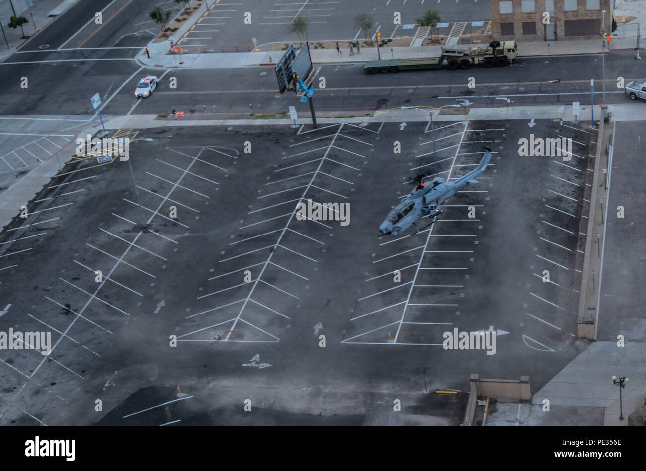 Ein U.S. Marine Corps AH-1W Cobra Helikopter mit Special Purpose Marine Air Ground Task Force - Phoenix, landet auf einem Parkplatz gegenüber der US Airways Center für eine statische Anzeige während Marine Woche Phoenix, Sept. 8, 2015 verwendet werden. Marine Woche Phoenix ist eine Feier der Gemeinschaft, Land und Korps, und bietet Ihnen die einzigartige Erfahrung, direkt auf die amerikanische Öffentlichkeit und ihre Marines anschließen. (U.S. Marine Corps Combat Kamera Foto von Corporal Inez Valdes/Freigegeben) Stockfoto