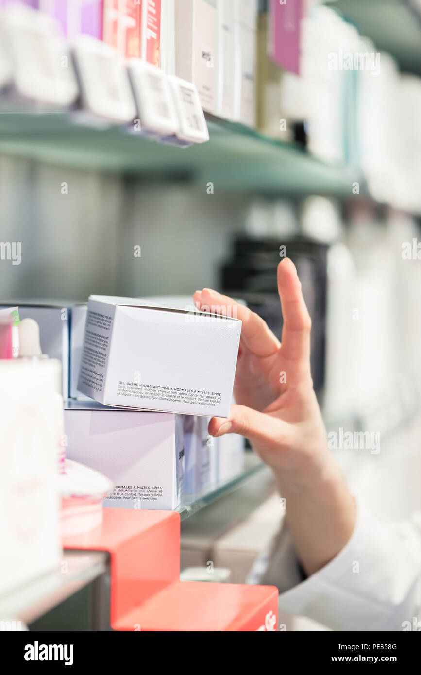 Nahaufnahme der Hand des weiblichen Apotheker herauf das beste Produkt Stockfoto