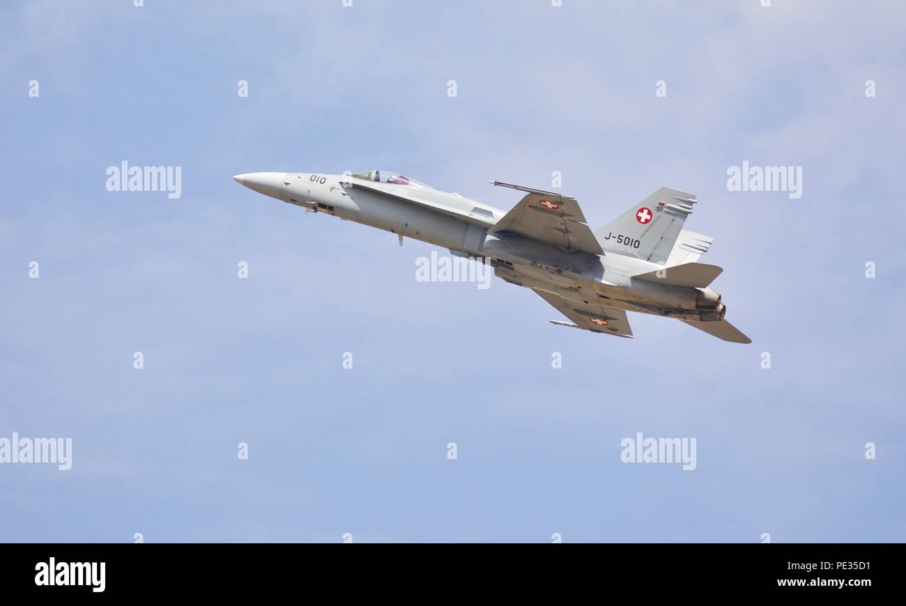 Swiss Air Force - F/A-18C Hornet zeigt es ist Kraft und Beweglichkeit an der Royal International Air Tattoo 2018 Stockfoto