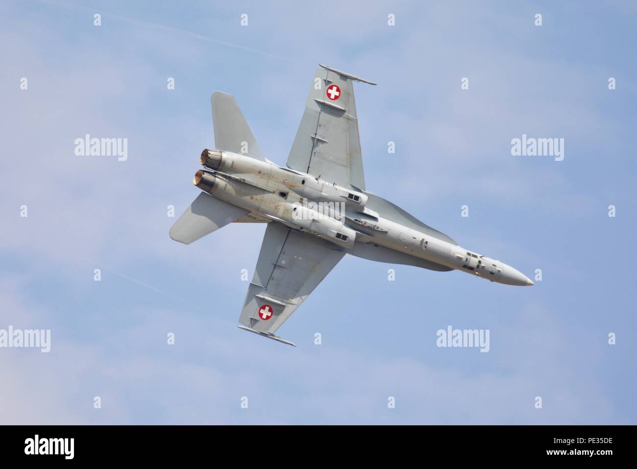 Swiss Air Force - F/A-18C Hornet zeigt es ist Kraft und Beweglichkeit an der Royal International Air Tattoo 2018 Stockfoto