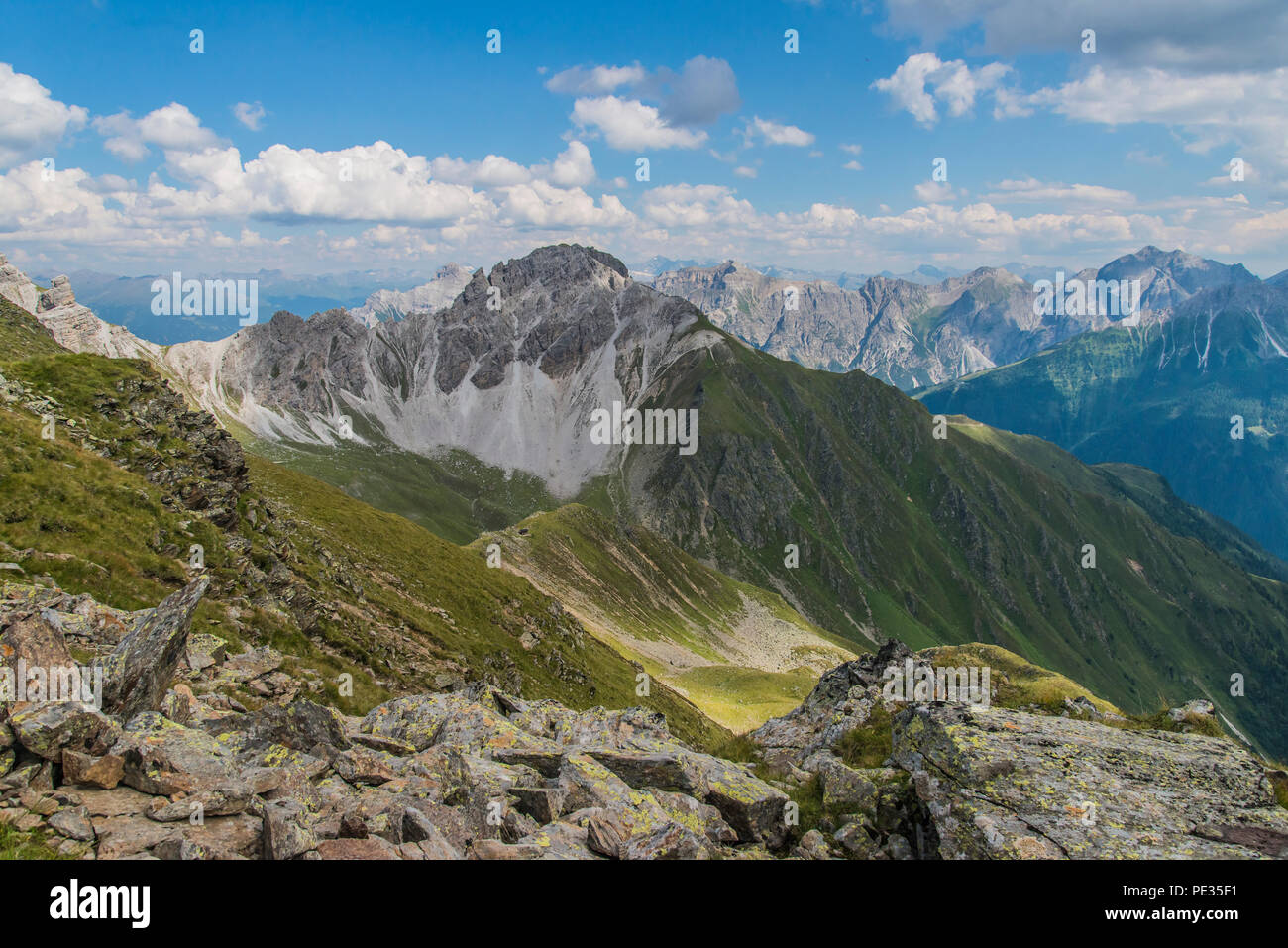 Panoramablick auf die Landschaft des Kalkkogel Berge der Stubaier Alpen im österreichischen Tirol Stockfoto