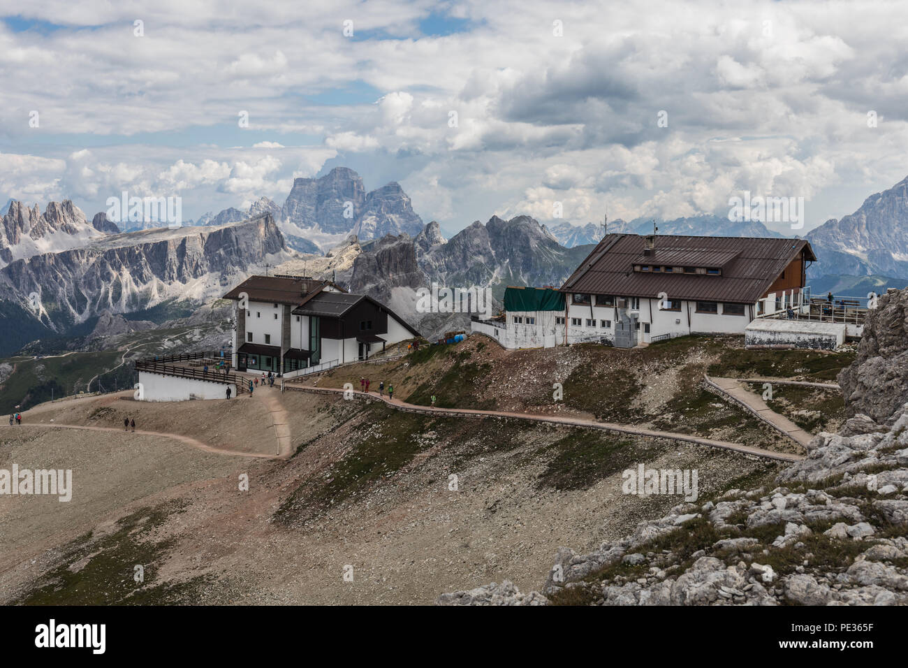 Rifugio Lagazuoi und Lagazuoi Seilbahn über den Passo Falzarego, Dolomiten, Italien Stockfoto