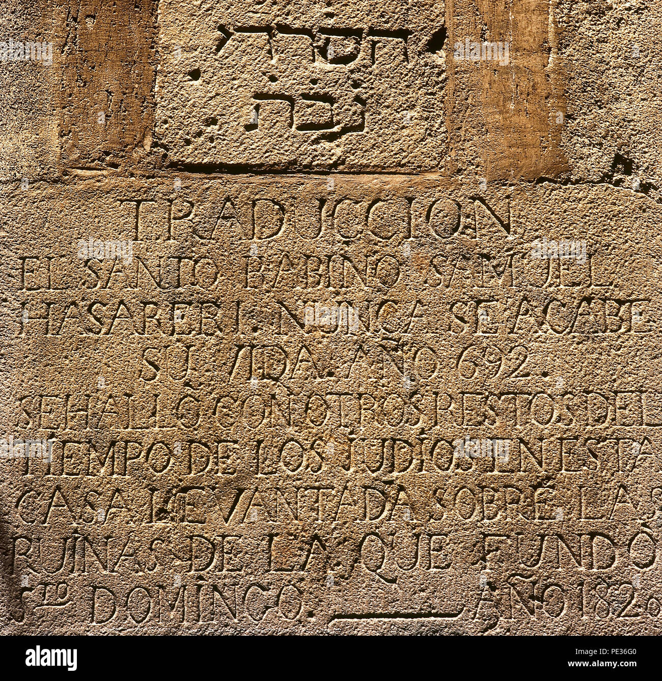 Hebräischen Grabstein mit Verweis auf die Stiftung eines Krankenhauses durch Rabbiner Samuel Hassardi. Im unteren Teil der spanischen Übersetzung. Marlet Straße, Nr. 1. Das gotische Viertel. Kopie des Originals, Whis wird in das Museum der Geschichte der Stadt. Barcelona, Katalonien, Spanien. Stockfoto
