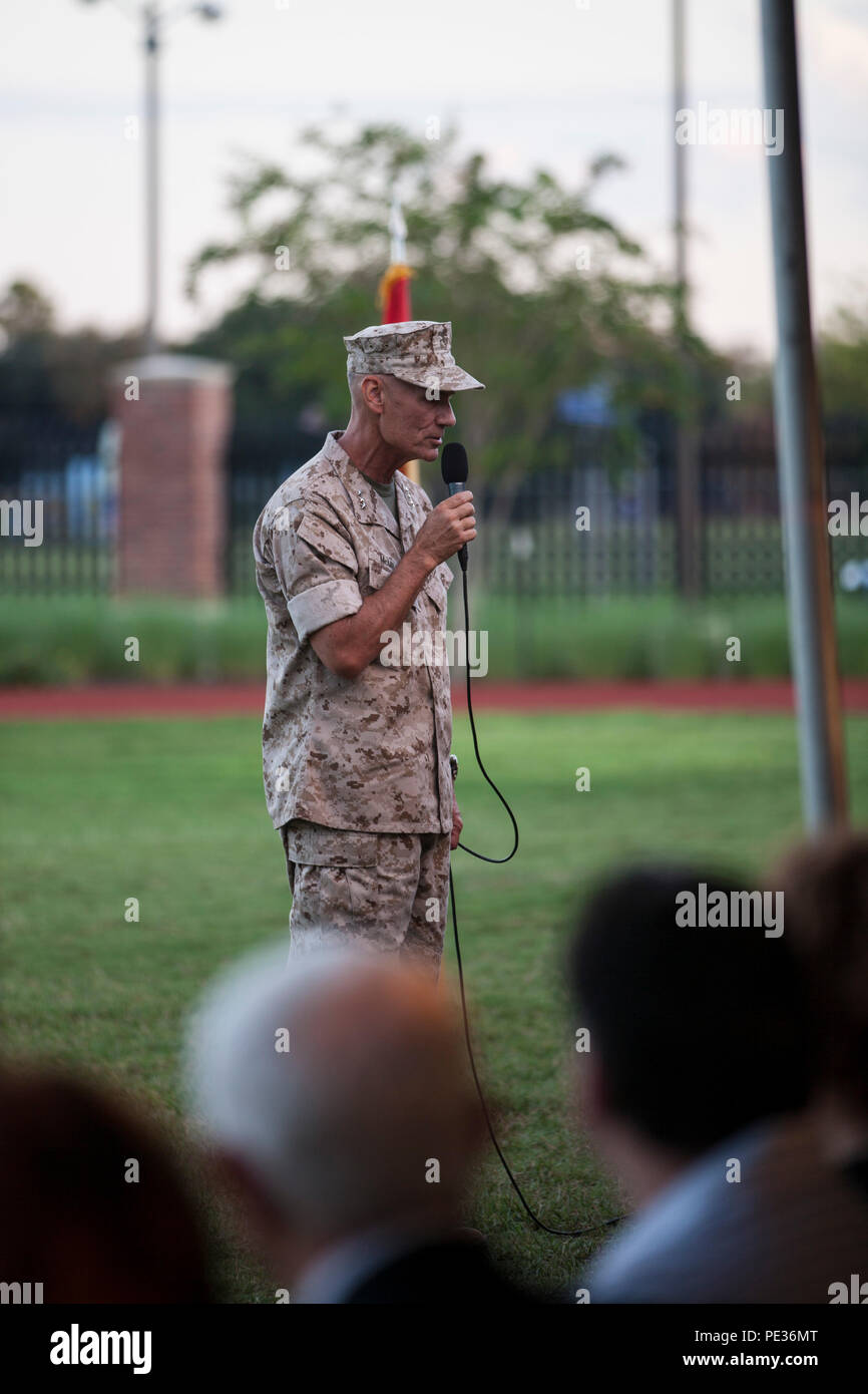 Us Marine Corps Generalleutnant Rex C. McMillian Befehlshaber der Marine Reserve und Marine Nord, spricht zu Gast an der Änderung der Befehl Zeremonie im Marine Corps Support Facility, New Orleans, La., Sept. 12, 2015 statt. Generalleutnant Richard S. Mills seinen Pflichten als Kommandant der Marine Reserve und Marine Norden zu Generalleutnant Rex McMillian nach Befehlen seit über zwei Jahren aufgegeben. (U.S. Marine Corps Foto von Lance Cpl. Ricardo R. Davila / freigegeben) Stockfoto