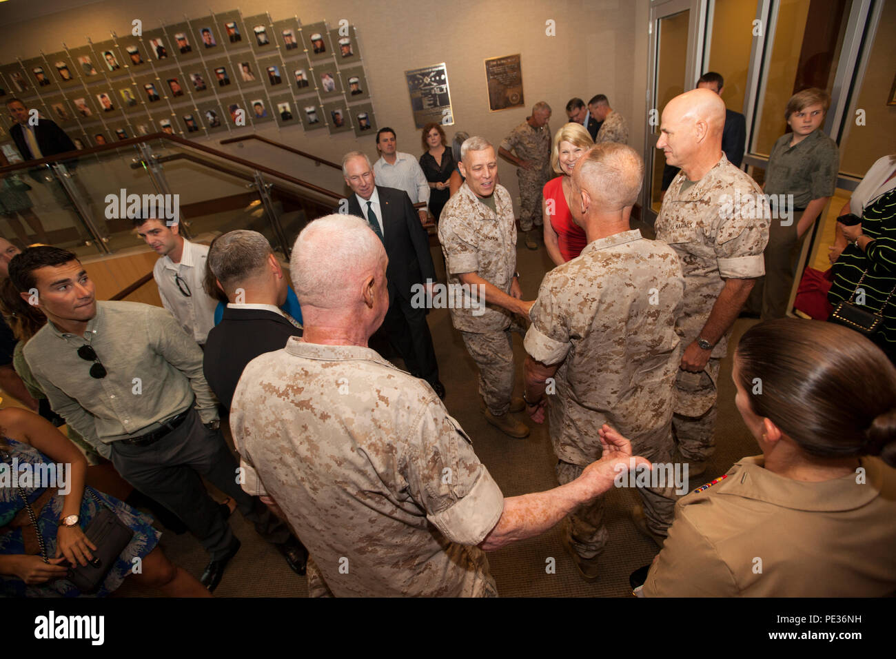 Us Marine Corps General John Paxton, Stellvertretender Kommandant des Marine Corps (Mitte) schüttelt Hände mit Verehrte Gäste vor der Förderung Generalleutnant Rex McMillian Zeremonie im Marine Corps Forces Reserve Facility, New Orleans, La., Sept. 12, 2015. (U.S. Marine Corps Foto: Master Sgt. John Lee, II. / Freigegeben) Stockfoto