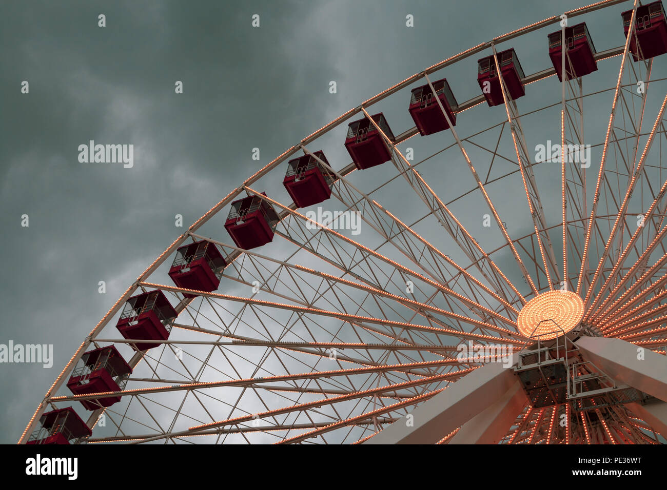 Das Riesenrad auf dem Navy Pier Chicago an einem stürmischen Tag des Sommers, Illinois, USA. Stockfoto