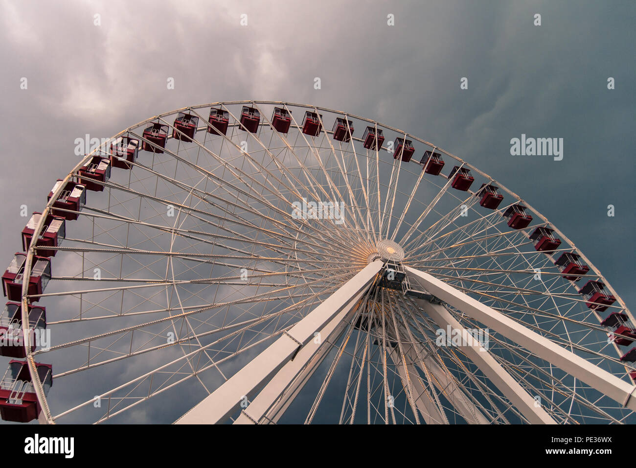 Das Riesenrad auf dem Navy Pier Chicago an einem stürmischen Tag des Sommers, Illinois, USA. Stockfoto