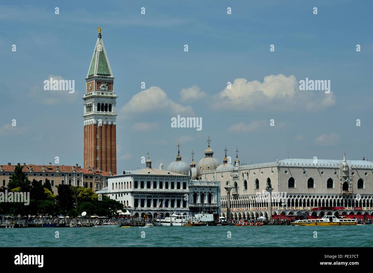 Viele Touristen genießen die Sehenswürdigkeiten am Dogenpalast auf der rechten Seite und dem Campanile Turm auf der linken Seite am Markusplatz, Venedig, Italien, Europa Stockfoto