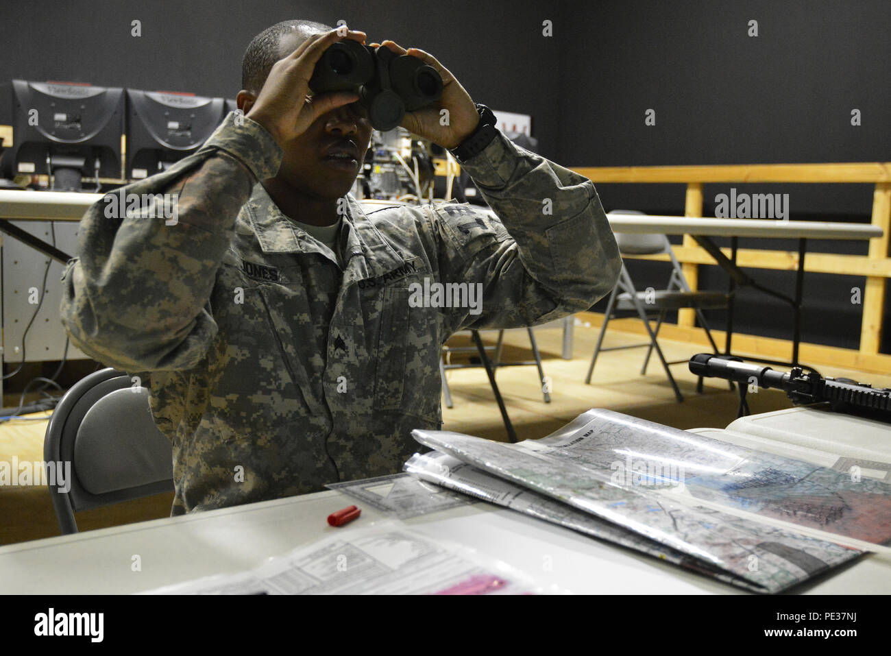 Us-Armee Sgt. Kendrick Jones, für die Zentrale und Sitz der Gesellschaft, 1.BATAILLON, 4 Infanterie Regiment zugewiesen wird, führt der Anruf zur Aufgabe während der 2015 europäischen Best Krieger Wettbewerb an der 7. Armee gemeinsame Multinationale Ausbildung Befehl des Grafenwöhr Training Area, Germany, Sept. 16, 2015. Rund 22 Kandidaten beteiligen sich an der intensiven, zermürbende, jährlichen einwöchigen Wettbewerb, das prestigeträchtigste Event der Region. Veranstalter wird top Junior Officer, NCO und Soldat während eine abschließende Zeremonie für Freitag, Sept. 18 schiefergedeckt, verkünden. (U.S. Stockfoto