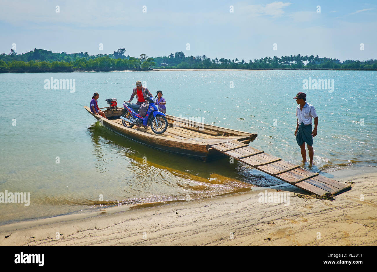 CHAUNG THA, MYANMAR - 28. FEBRUAR 2018: Das Floß-Fähre in das kleine Dorf ankamen und die Passagiere vorbereiten zu lassen, am 28. Februar in Chaung Tha Stockfoto