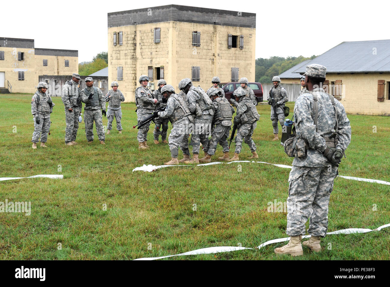 Us-Soldaten auf 102 Signal Battalion verhalten Feld Training übung in Finthen lokale Schulungen Bereich zugeordnet. Soldaten verhalten Rock Drills auf die richtige Art und Weise Gebäude zu betreten, vor der eigentlichen Ausführung der in die Gebäude in der städtischen Betriebe in Finthen, Deutschland, Sept. 15, 2015. (U.S. Armee Foto von visuellen Informationen Spezialist Susanne Goebel/Freigegeben) Stockfoto