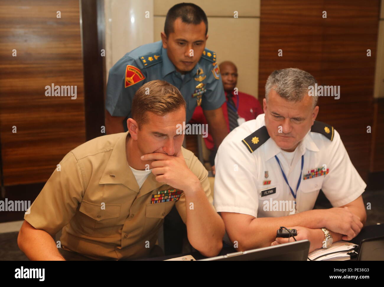 Us Marine Corps 1. Lt. Nicholas J. Boire, Links, Bewertungen der Ausführungsplan während eines simulierten Suche und Rettung Mission als Teil der Übung Gema Bhakti in Jakarta, Indonesien, Sept. 17, 2015, als Ausbilder der US Army Major Bill Flynn, rechts, und die indonesische Marine Corps große Nyoman Feedback geben. Die städtische Suche und Rettung Ausbildung ist einer von vier Fahrstreifen an, erhöht sich die humanitäre Hilfe Service Members' und Disaster Response Funktionen im Pazifischen Raum von Operationen, die zu verschiedenen Naturkatastrophen ausgesetzt ist. Gema-Bhakti, Indonesisch für 'Echo der guten Taten", ist ein gemeinsames, Bilater Stockfoto