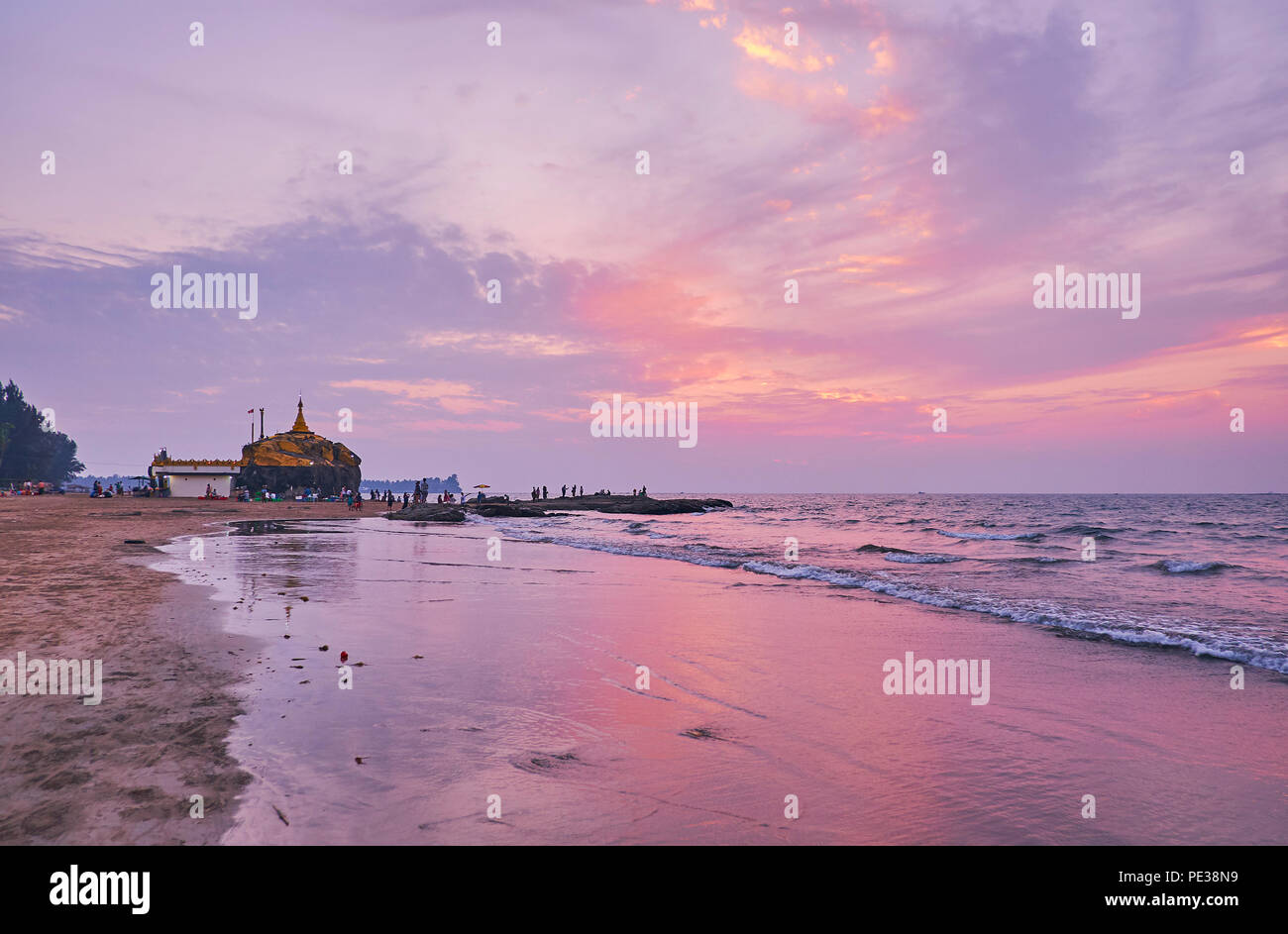 Der Blick auf goldenen Kyauk Pa Hto-Pagode auf dem Sunset Beach, Chaung Tha, Myanmar. Stockfoto