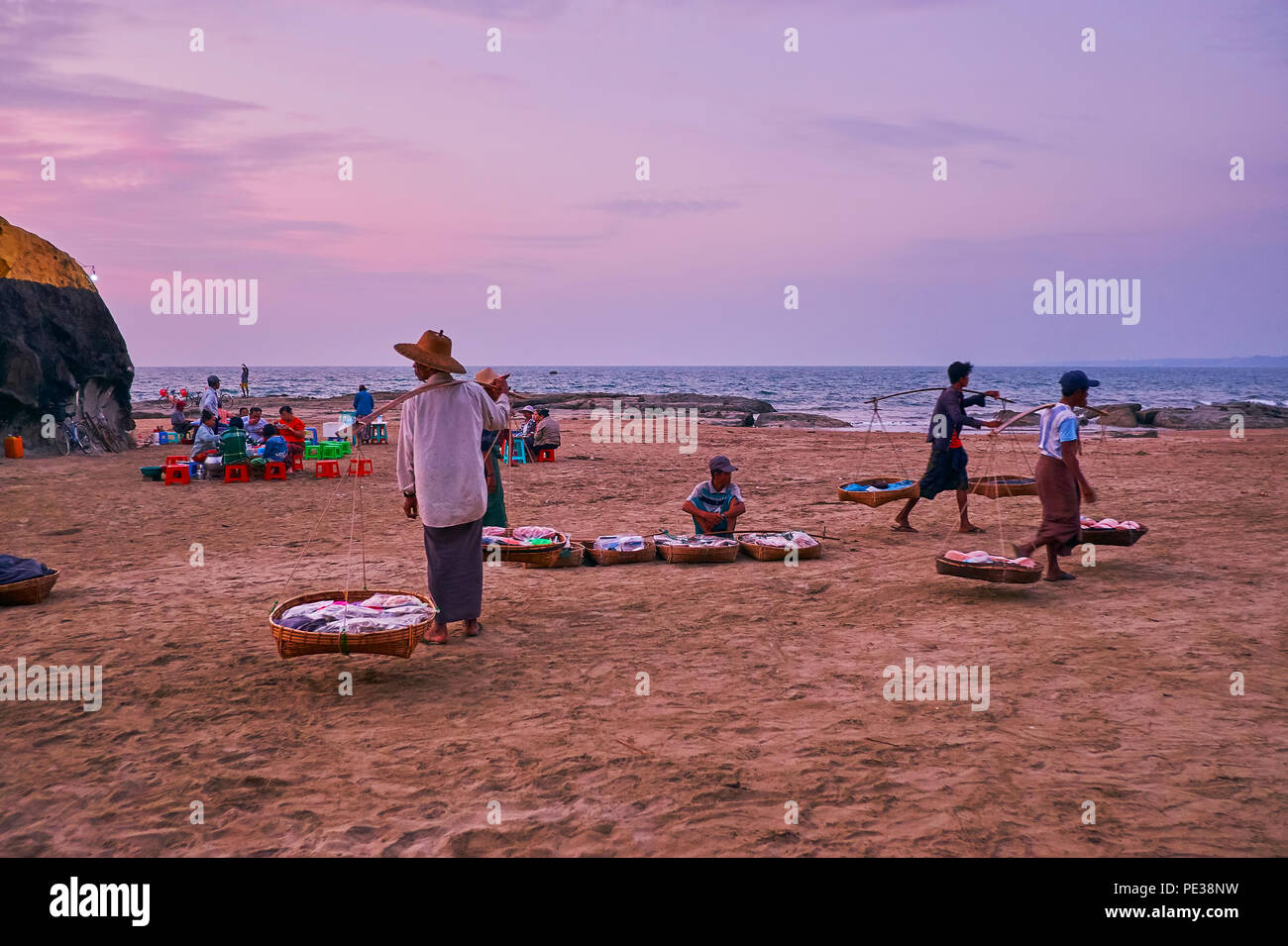 CHAUNG THA, MYANMAR - 28. Februar 2018: Der Sonnenuntergang ist die hohe Zeit für Street Food Hersteller, die ihre Waren in Körben auf die Gabeln am Strand entlang Stockfoto