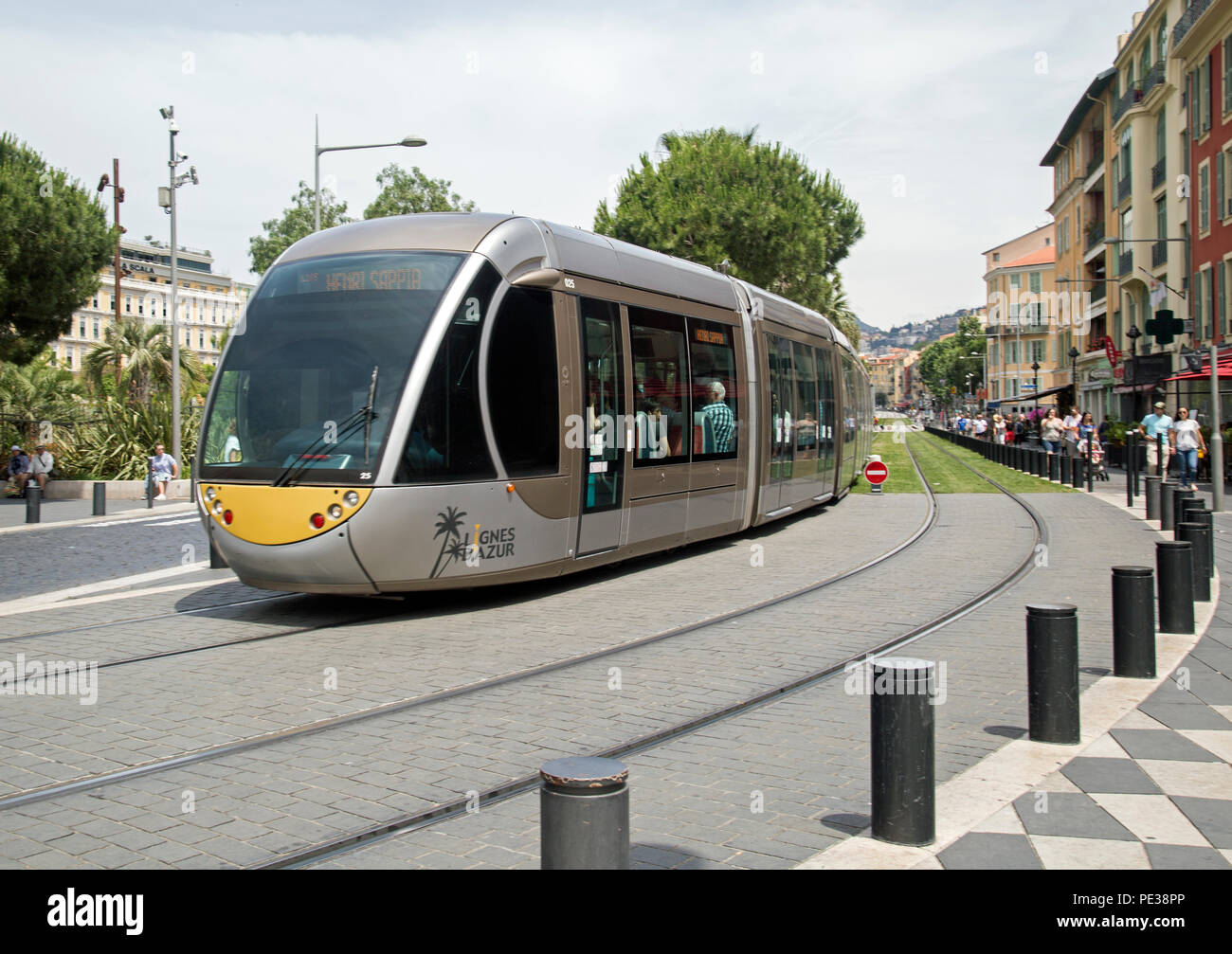 Nizza Frankreich Juni 2018 Eine Strassenbahn Kommt Um Ein An