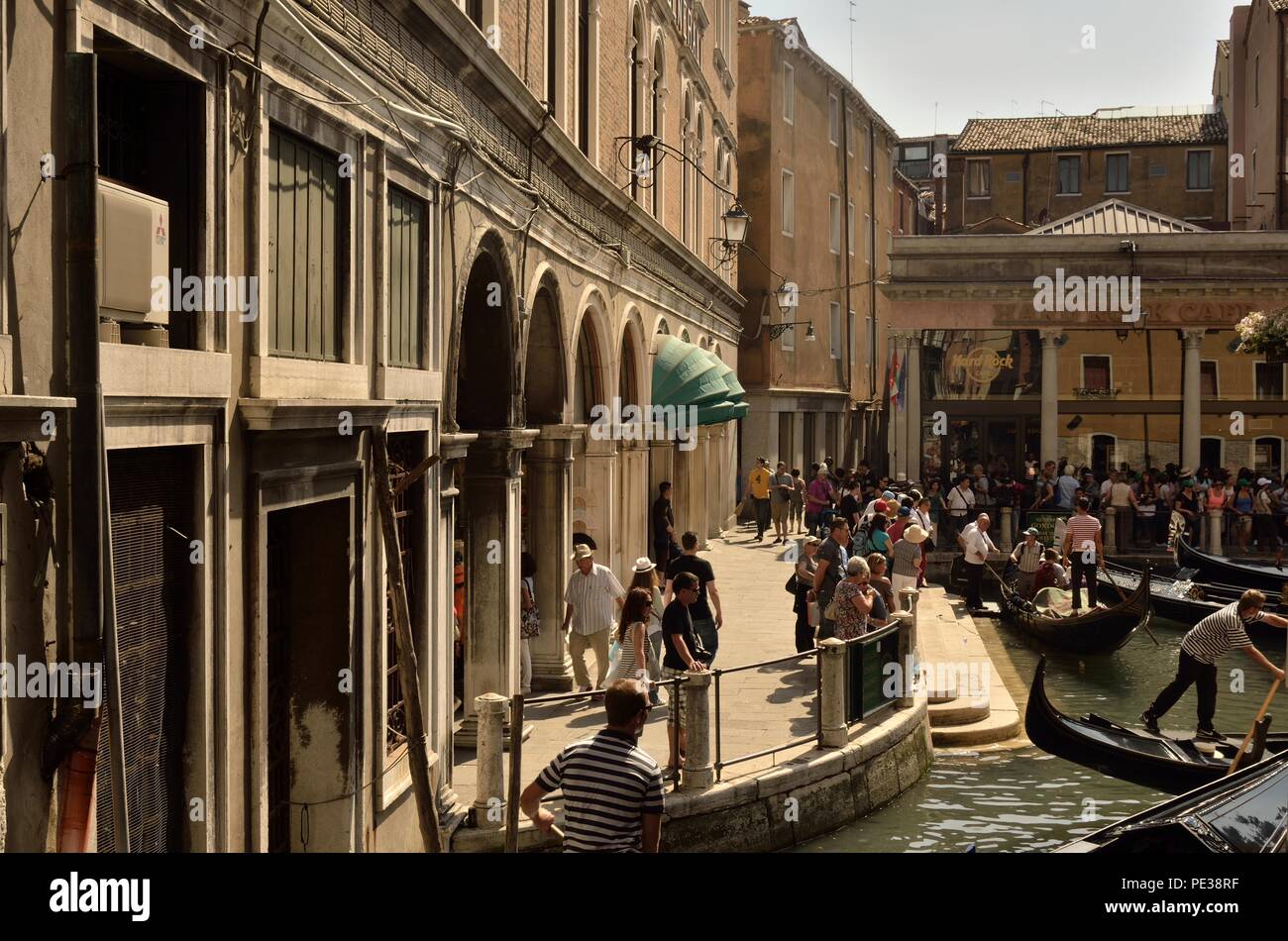 Eine typische Szene am Gondola Ride Ausgangspunkt in der Nähe von Hard Rock Cafe und Hotel Cavalletto, San Marco, Venedig, Italien Stockfoto