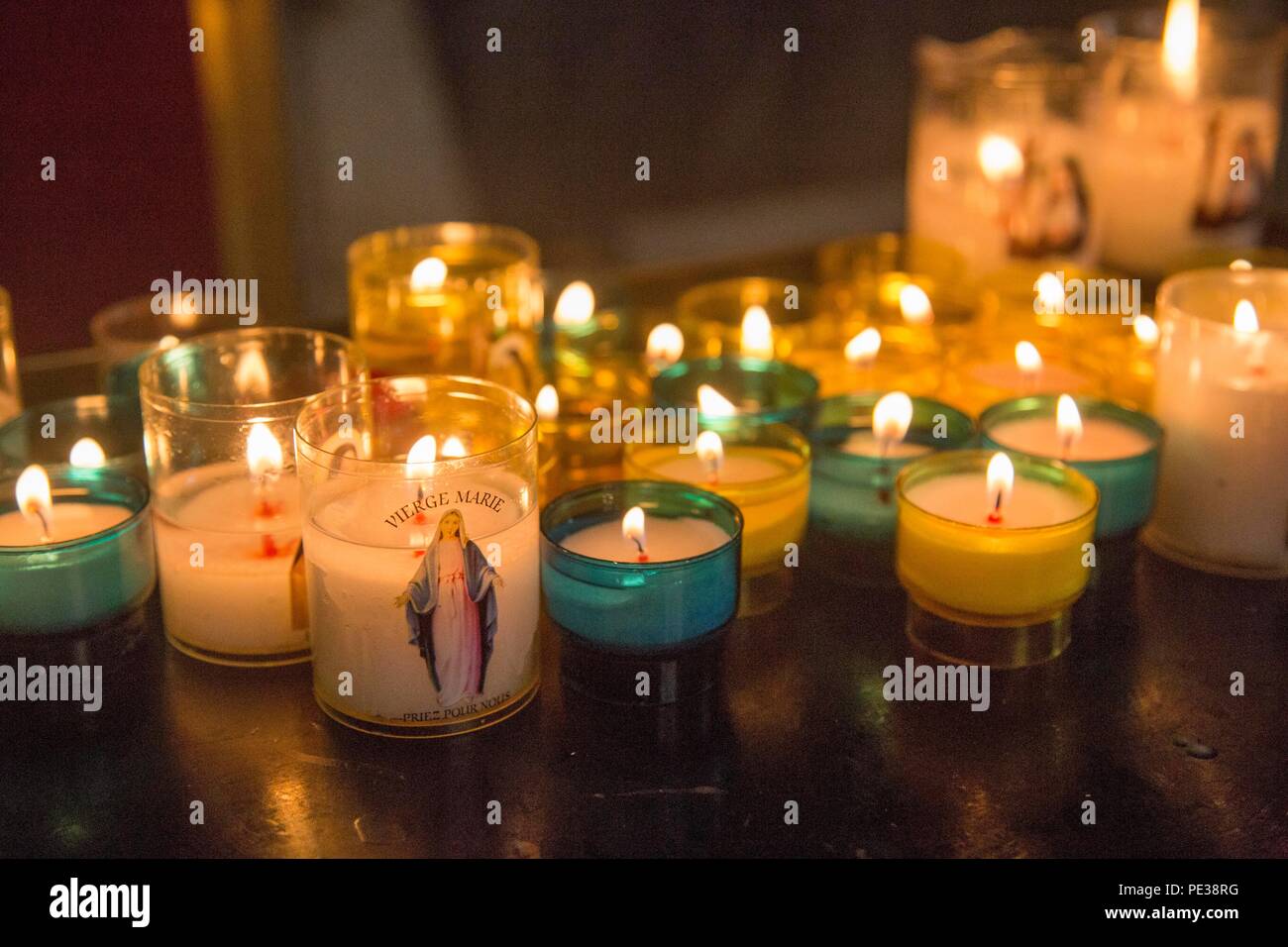 Schön, Juni 2018, Offertorium Kerzen in der Kirche Stockfoto