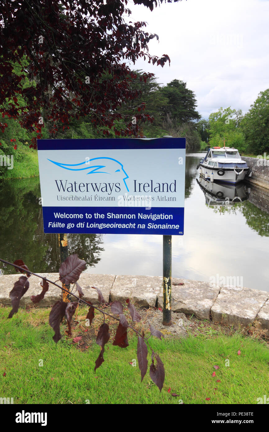 Waterways Ireland anmelden, wo der Fluss Camlin Blätter Cloondara in Richtung des Flusses Shannon, Irland Stockfoto