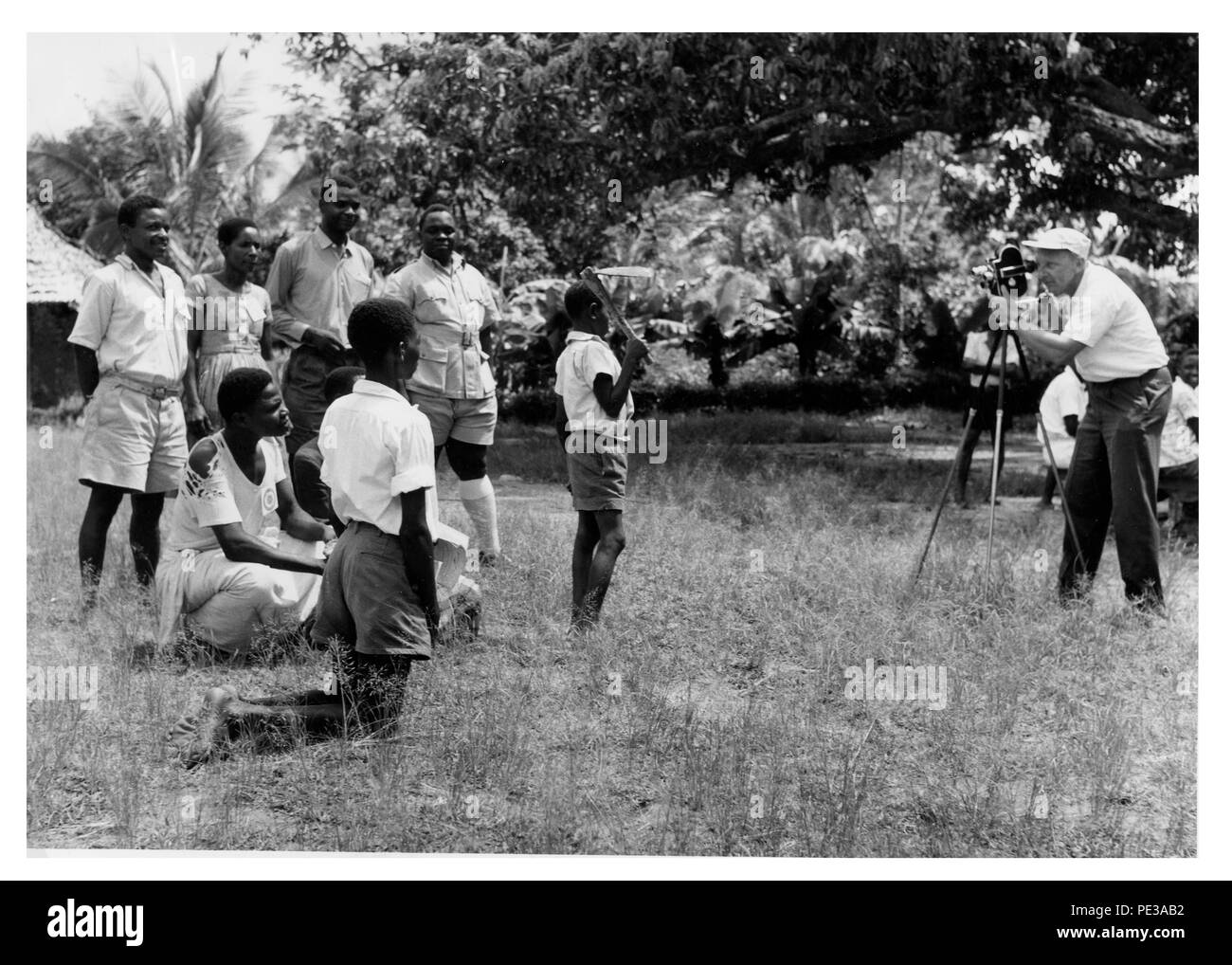 Robert Wesselman, die mit Kameras begabt ist, Fotos eine Gruppe von 4-K-Jugend. Bob hat ein 8-mm-Film auf 4-K Aktivitäten in Kenia. Stockfoto