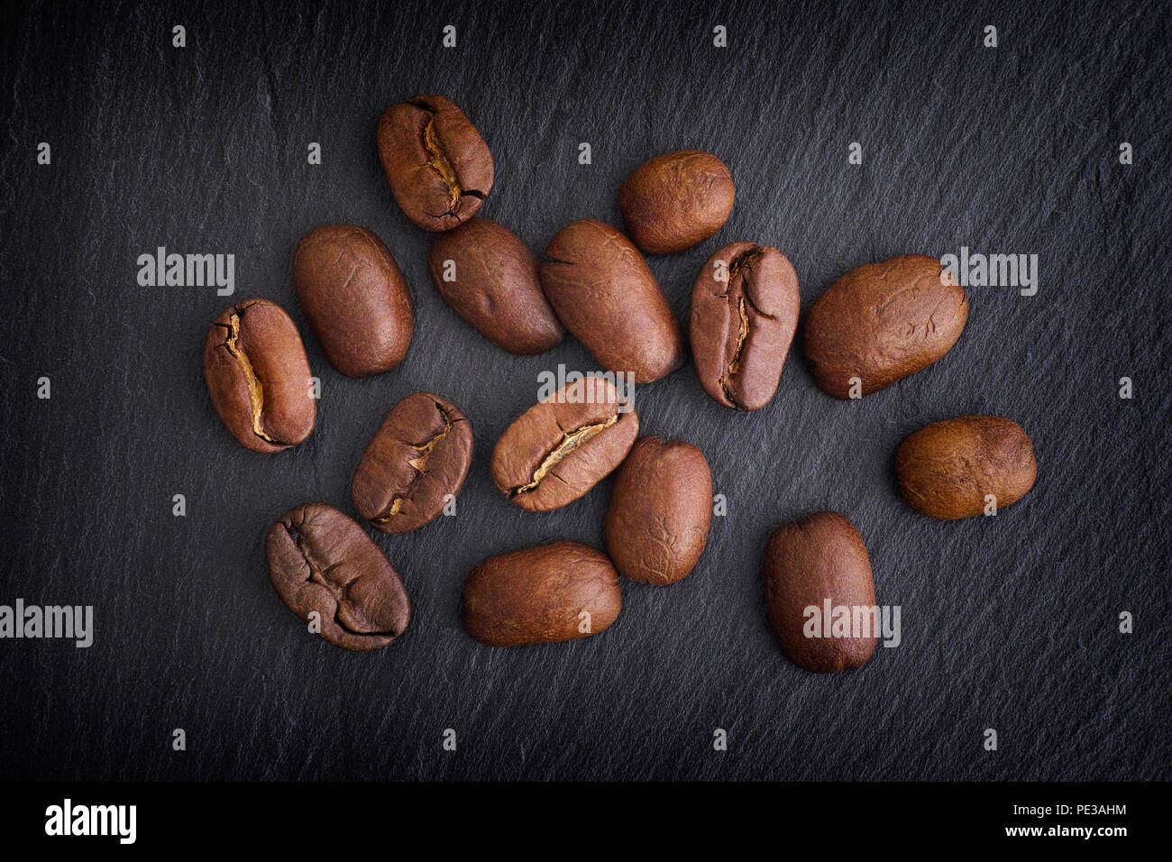Kaffeebohnen auf schwarzem Schiefer Hintergrund. Close Up. Stockfoto