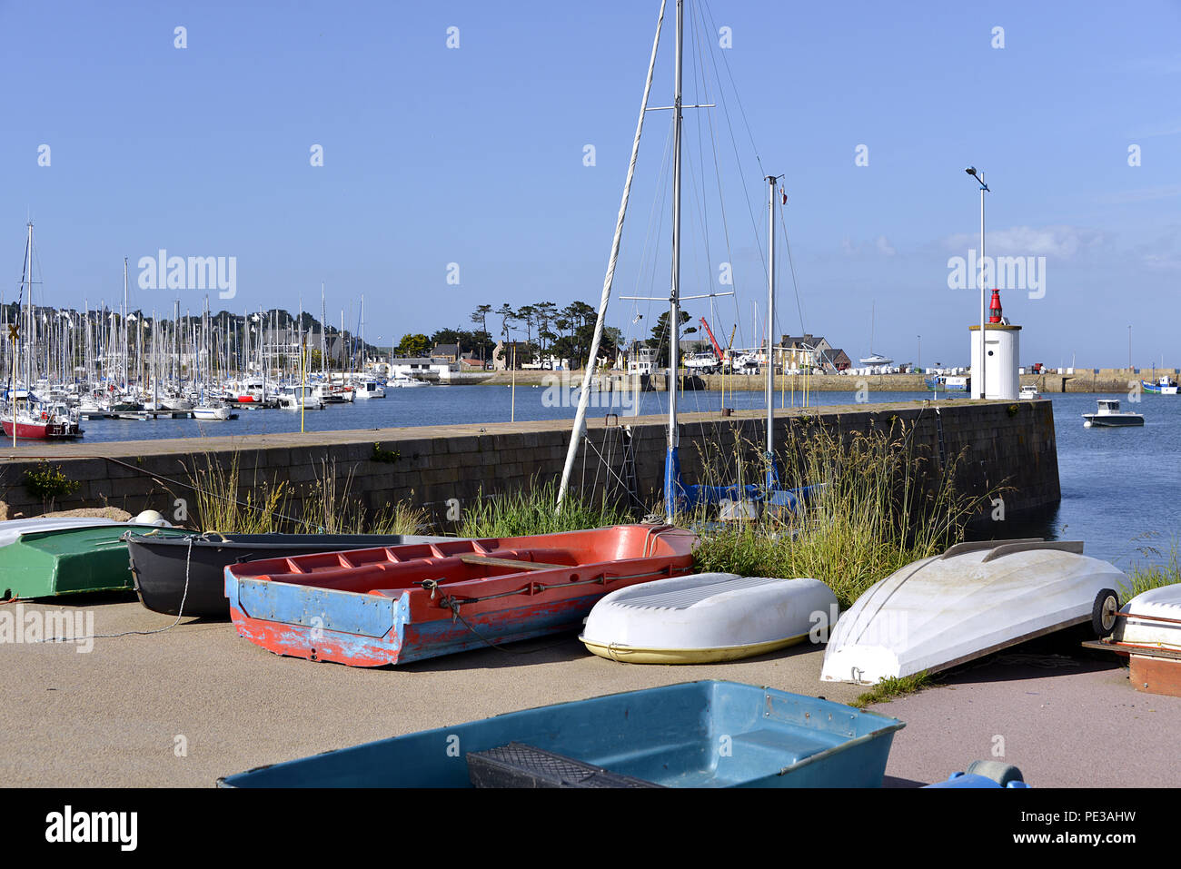 Kleine Boote im Hafen von Perros-Guirec, einer Gemeinde im Département Côtes-d ' Armor in der Bretagne im Nordwesten Frankreichs Stockfoto