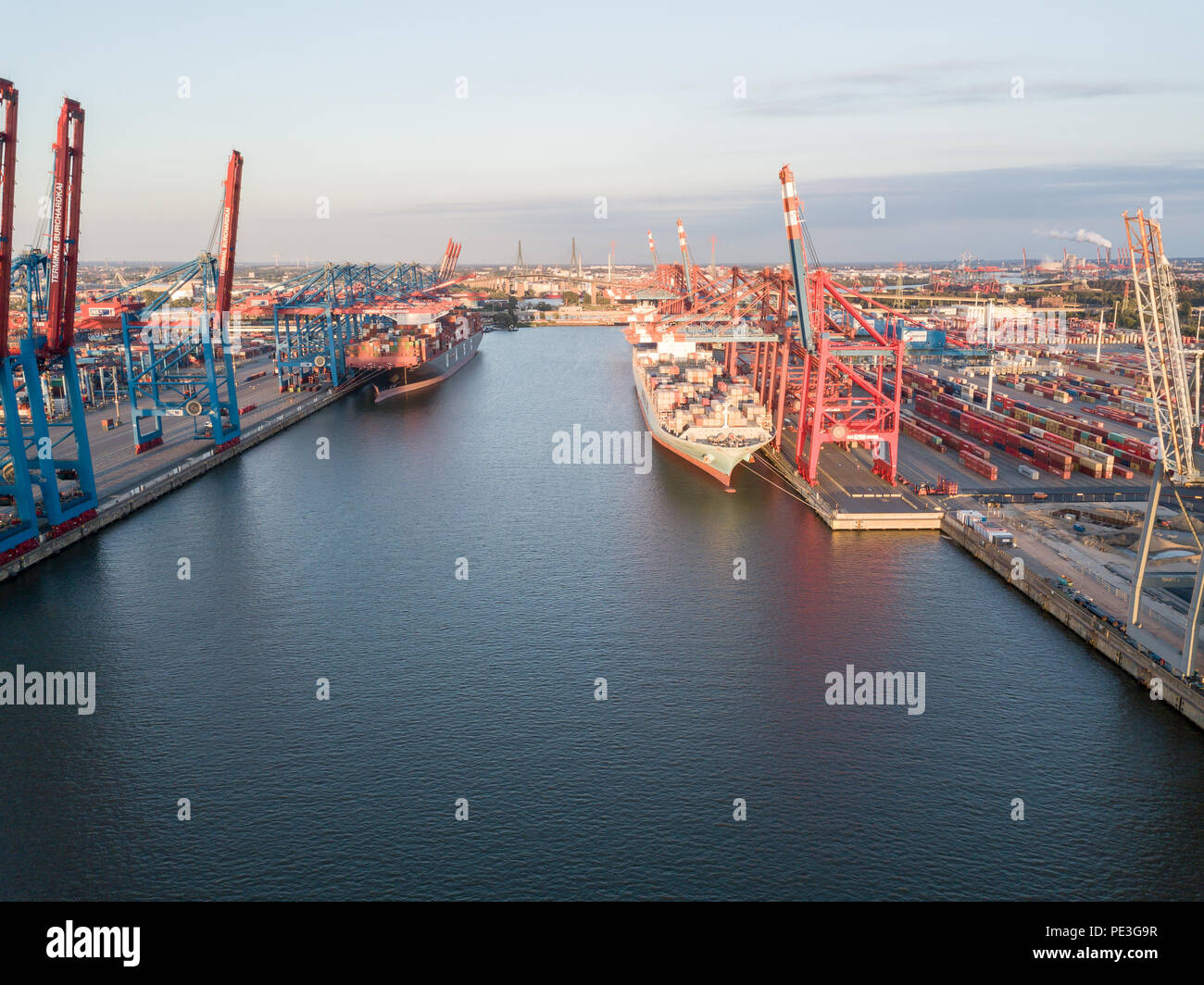 Containerschiffe im Hamburger Hafen Stockfoto