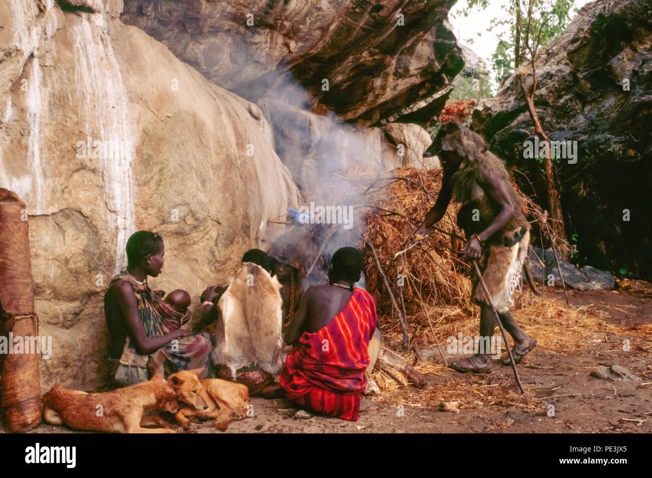 Die hadza Leute klicken Sie sprechenden Menschen, Jäger und Sammler, Leben in der Region Lake Eyasi, Tansania. Es gibt vielleicht nur 200 von ihnen noch l Stockfoto