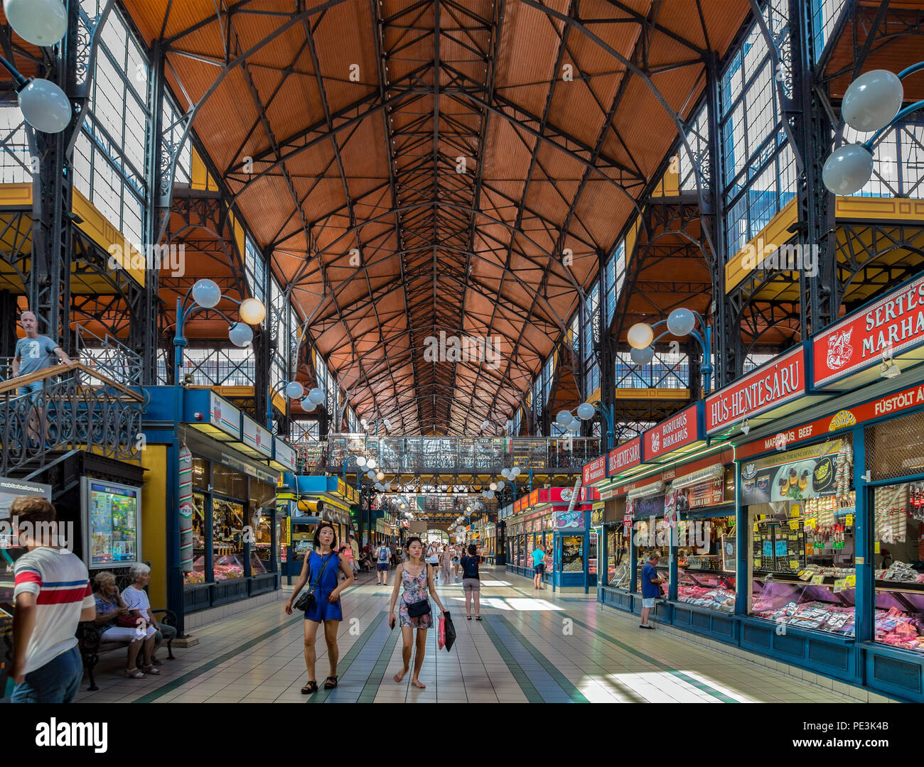 Leute, Shopping in der Großen Halle. Große Halle ist die größte Markthalle in Budapest, es wurde 1897 im Jugendstil erbaut. Stockfoto