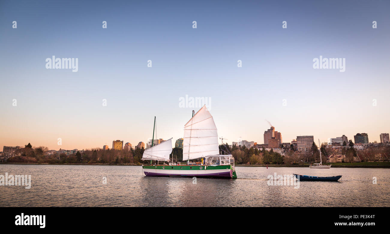 Segelboot in False Creek, Vancouver, bei Sonnenuntergang. Stockfoto