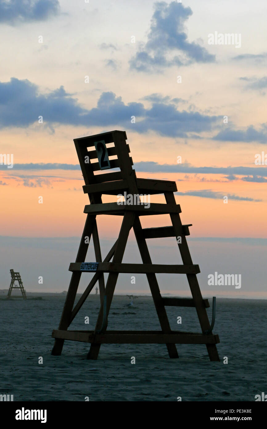 Eine leere lifeguard Chair in der Morgendämmerung in Wildwood Crest, New Jersey Stockfoto