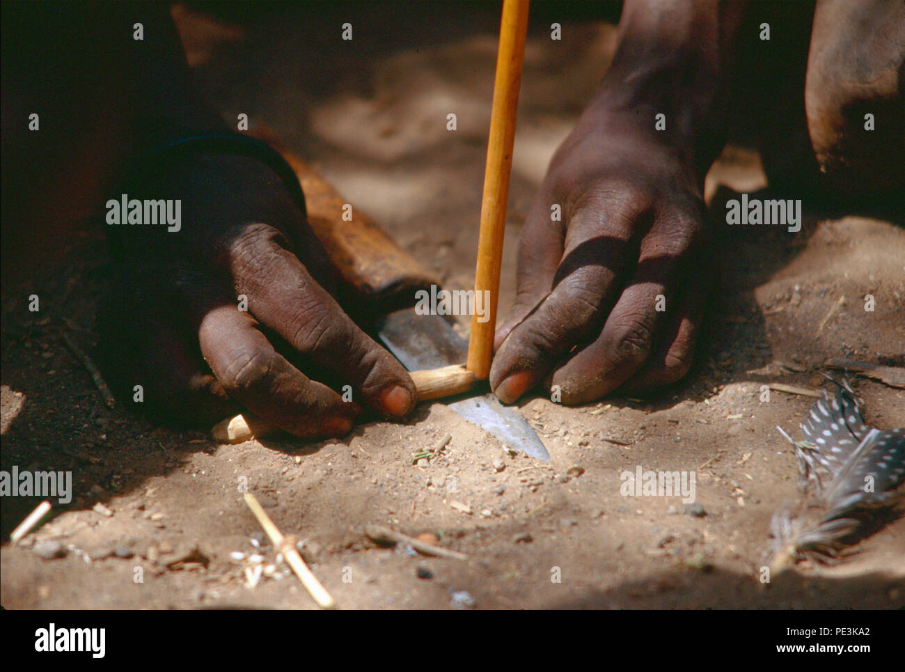 Die hadza Leute klicken Sie sprechenden Menschen, Jäger und Sammler, Leben in der Region Lake Eyasi, Tansania. Es gibt vielleicht nur 200 von ihnen noch l Stockfoto