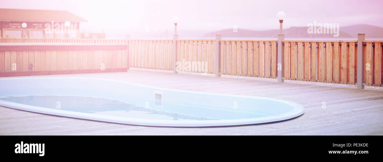 Banner Holzdeck Strand Meer Ocean Resort Liegestuhl Sonnenschirm Pool sky Sunrise. Hintergrund für Text kopieren Raum Stockfoto